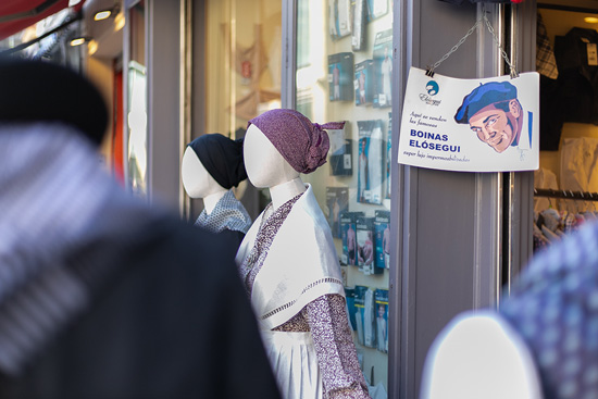 trajes de caseros en la parte vieja de donostia
