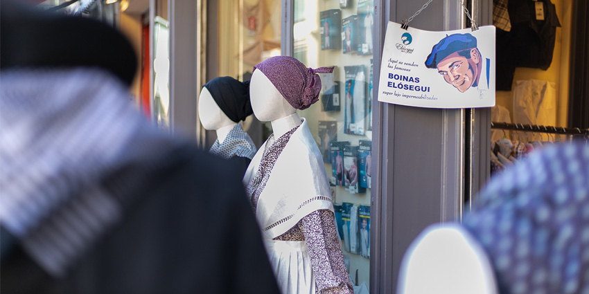 trajes de caseros en la parte vieja de donostia